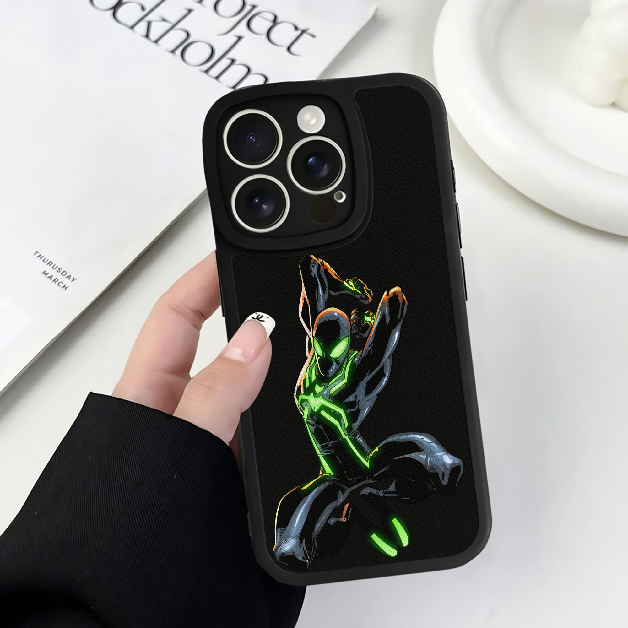 （画像用） アベンジャーズ The Avengers 【iPhone 16シリーズ対応】シリコンスマホケース（レザー調） 材質：シリコン